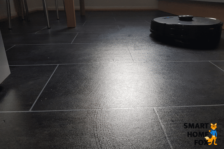 Der Proscenic M8 PRO wischt den Boden in der Küche